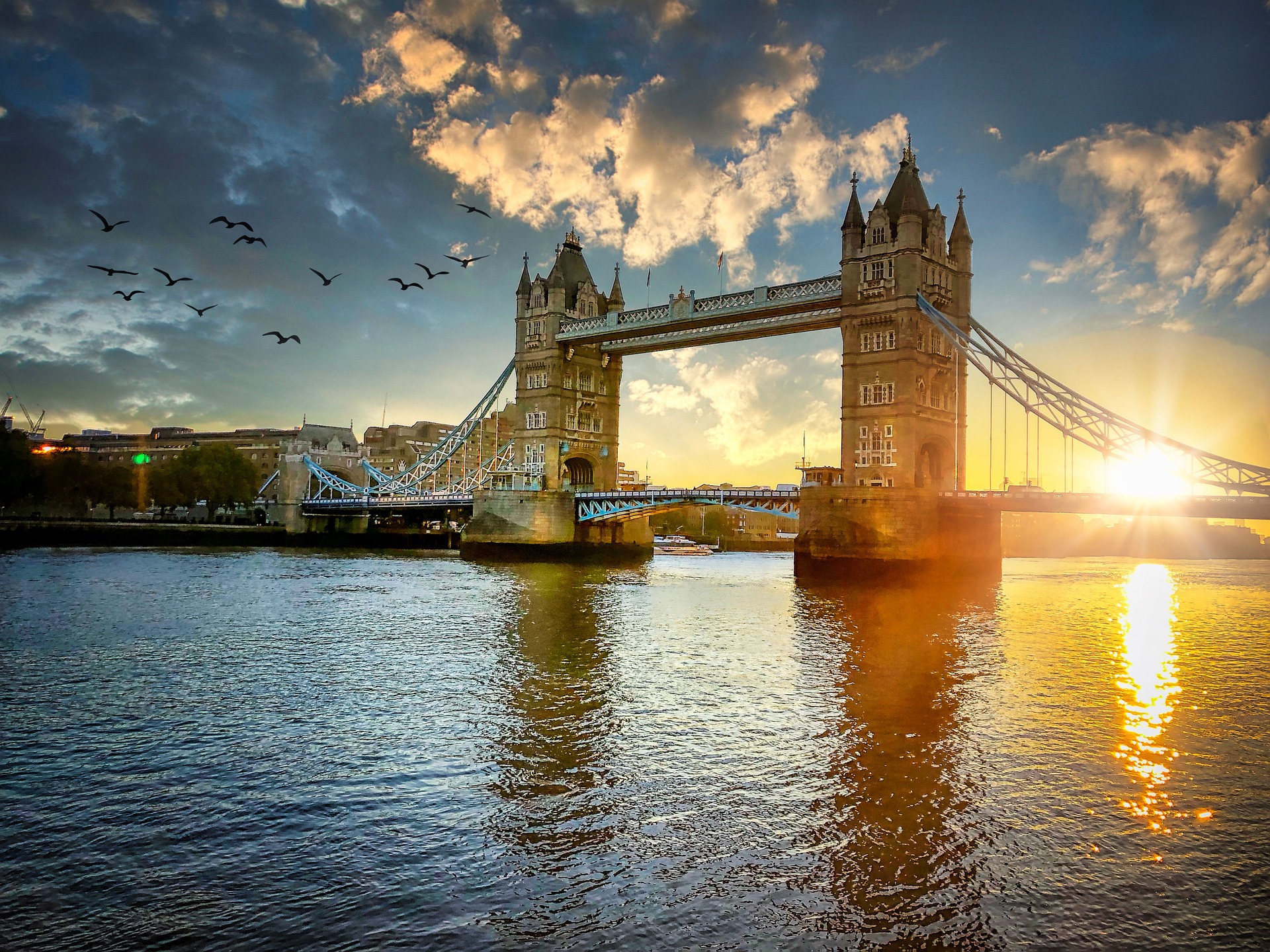 A sunrise in London, United Kingdom. The Tower Bridge and the River Thames are key features of the photo.